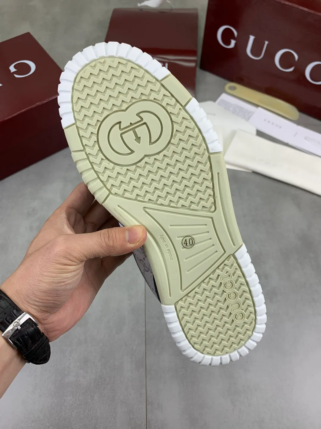 Men's men's shoes 💰P542 new Gucci Gucci couple 🧑‍🤝‍🧑 autumn and winter low-end catwalk casual sneakers, top version! Oil edge craftsmanship. New model for early spring, creating a perfect style, cool and sassy, ​​c-position fashionable wear, classic shoe style with retro and futuristic feel, showing exquisite texture! Open mold to customize high-density outsole. Comes fully packaged. Size: 35-45 Fabric: Imported calfskin punching Lining: Imported original towel lining